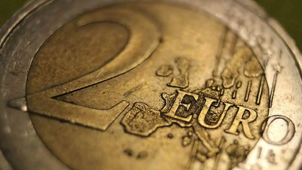 Una moneta da 2 euro può valere fino a 2.500 euro? Ecco come riconoscere un vero tesoro