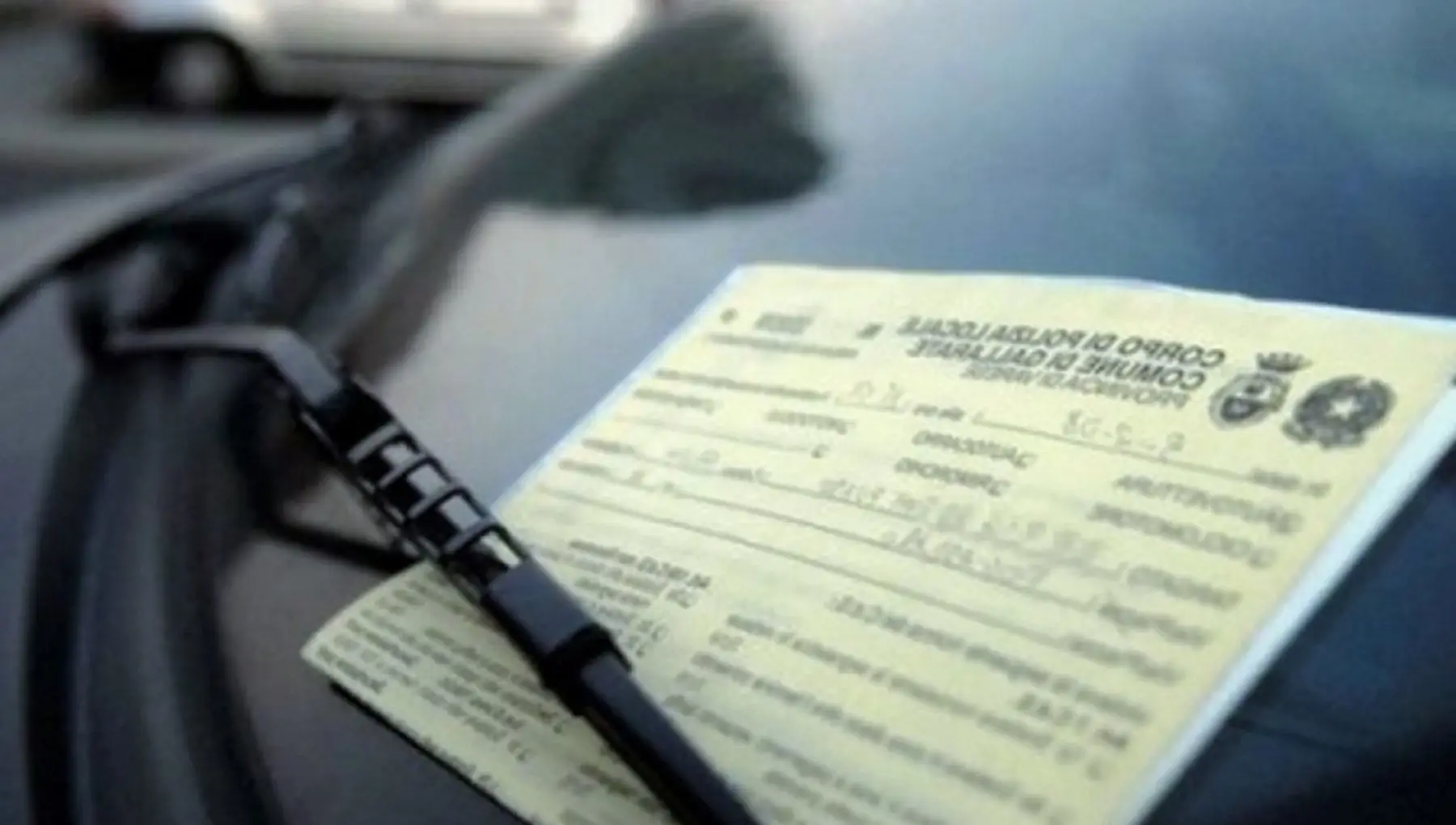 Parabrezza sotto controllo multe fino a 200 euro: ecco cosa verifica la polizia