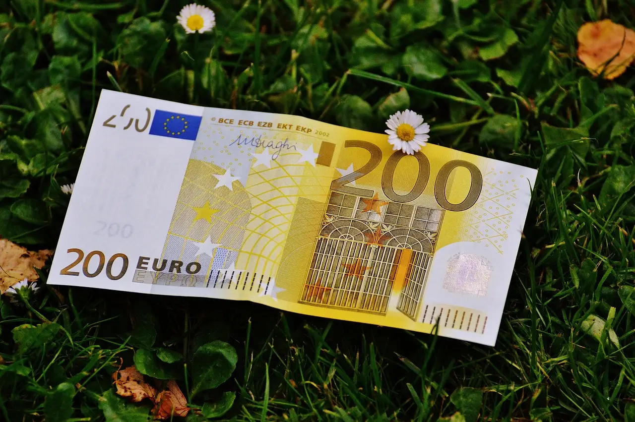 Parabrezza sotto controllo multe fino a 200 euro: ecco cosa verifica la polizia Immagine selezionata