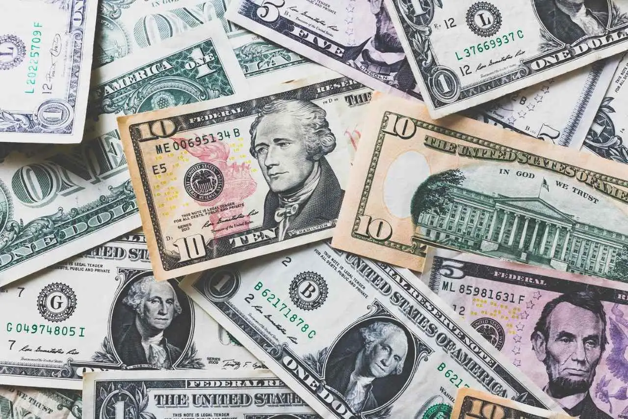 Il valore attuale del dollaro: scopri il tasso di cambio e le opportunità per beneficiarne Immagine selezionata