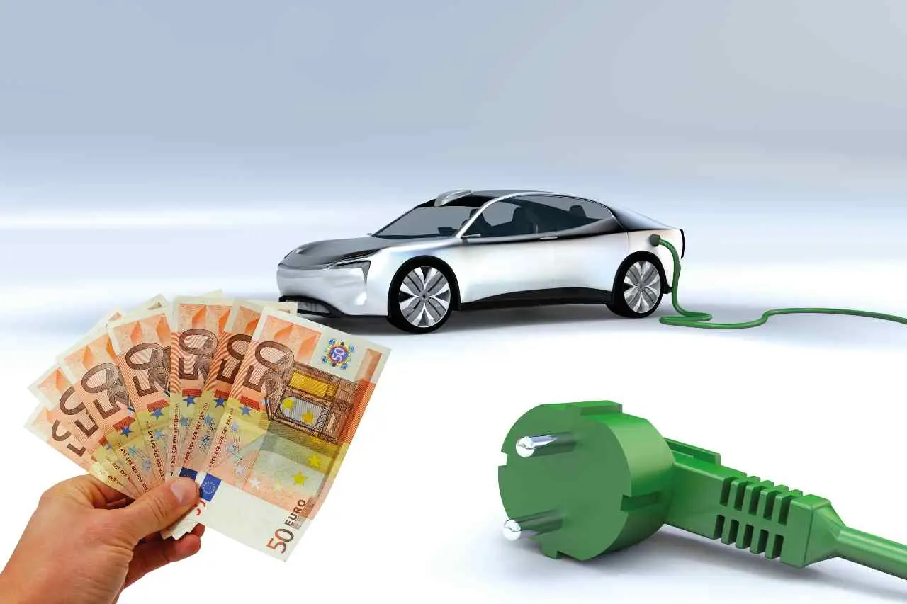 Auto elettriche: i motivi dietro prezzi ancora da lusso Immagine selezionata