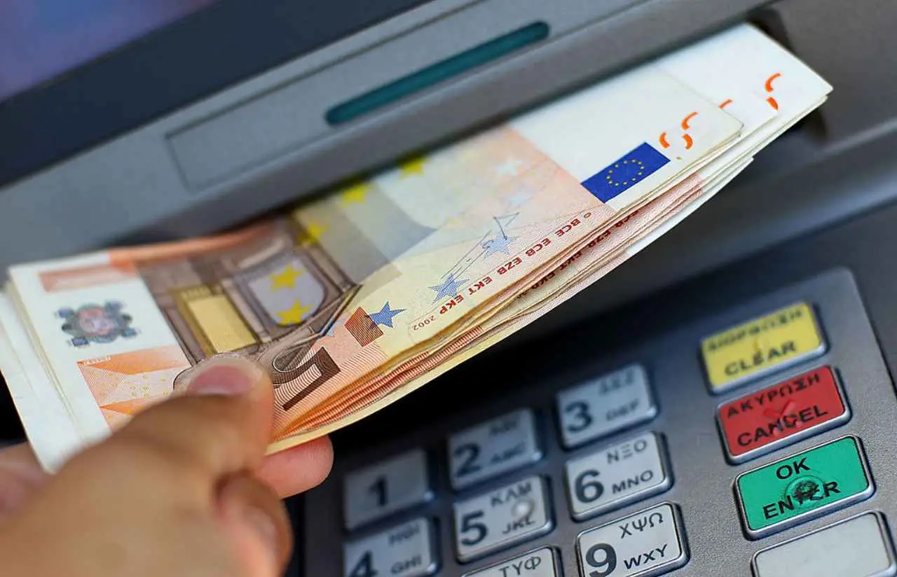 Attenzione ai Bancomat: torna la truffa della finta fessura Immagine selezionata