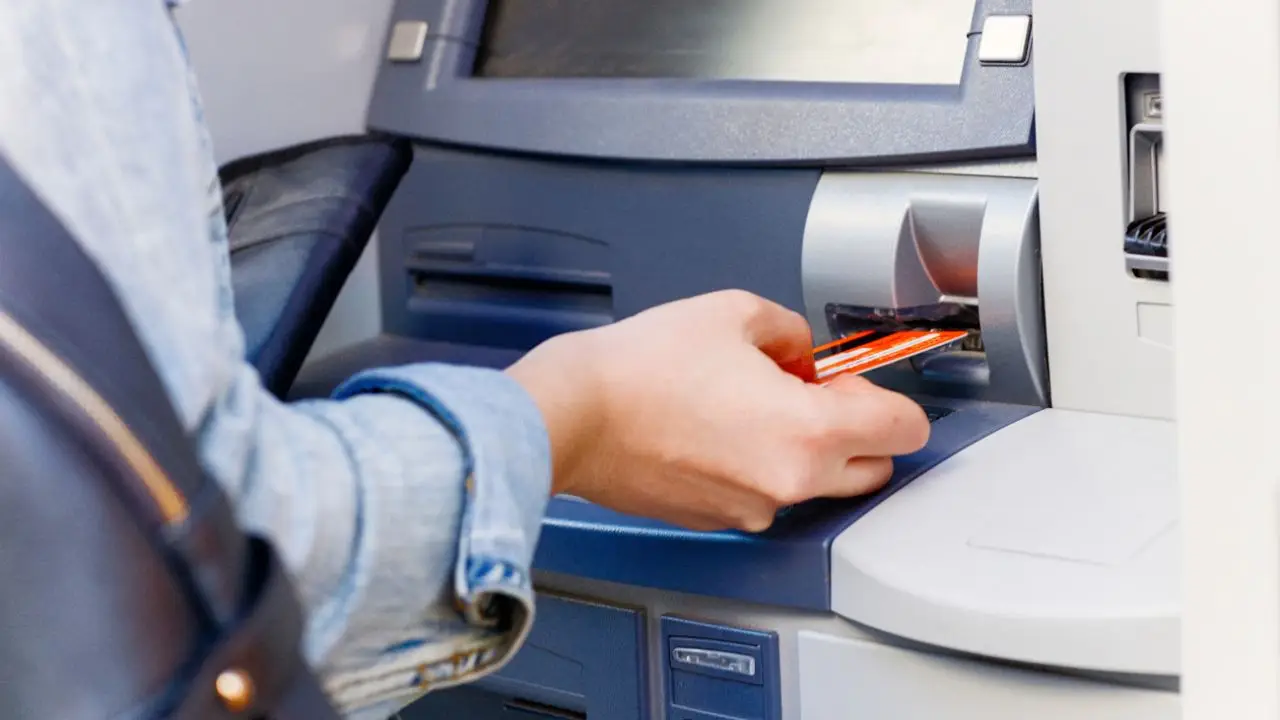Attenzione ai Bancomat: torna la truffa della finta fessura Immagine selezionata